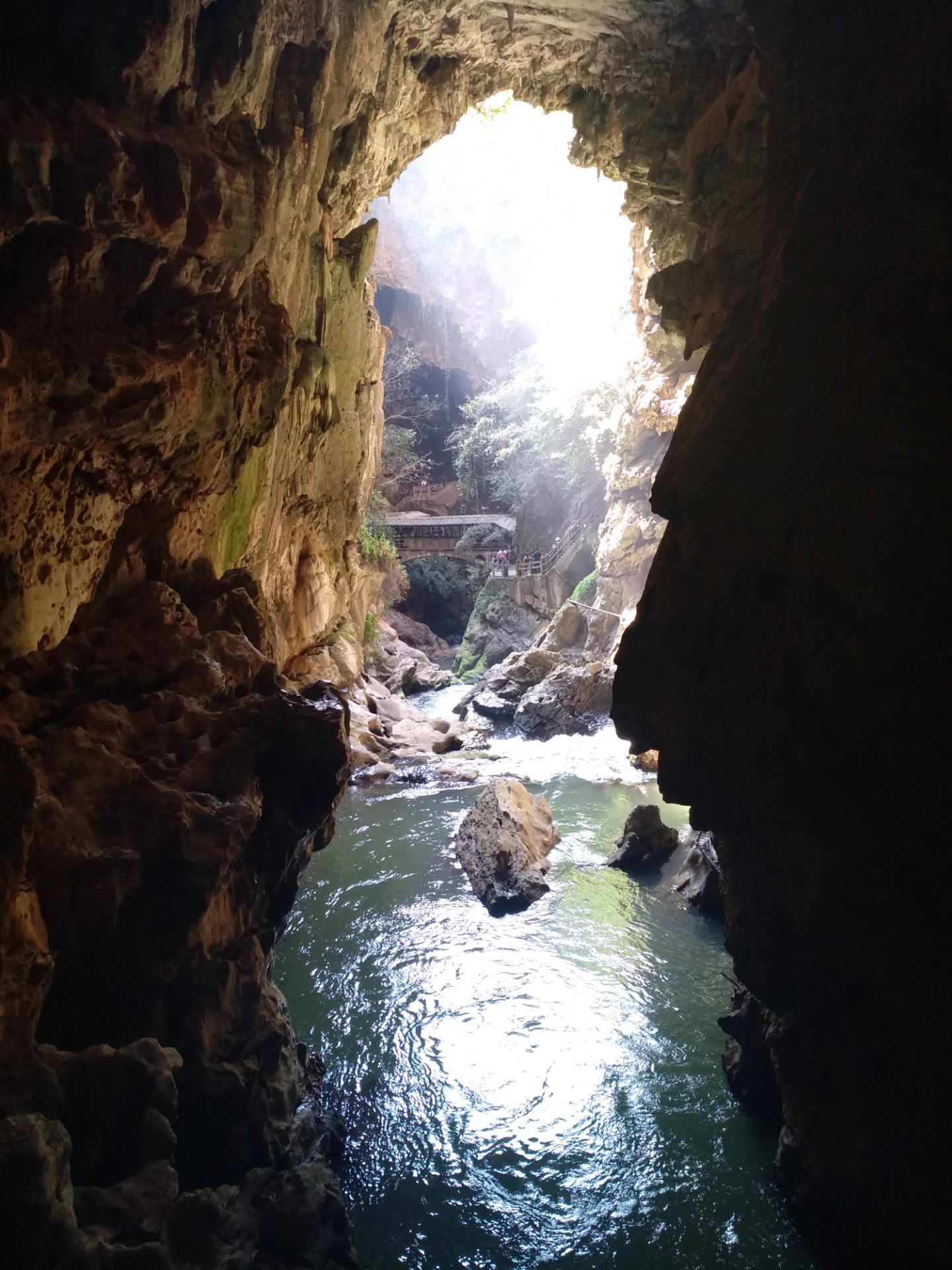 驚魂峽是九鄉風景區中的一條高約70餘米寬僅35米的地下暗河