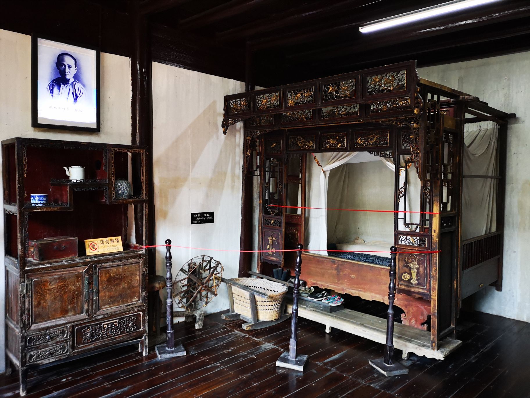 凤凰古城因他而红,必去的地方. 沈从文故居是一个小的院子,一进四房