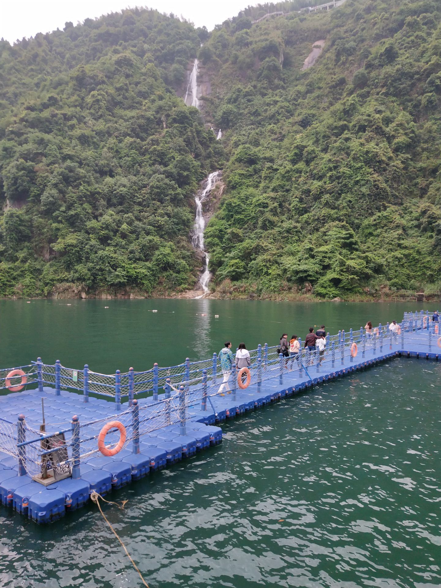 湖南郴州小东江，究竟为何明知渔夫撒网是摆拍还游人如织摄影者众_东江湖