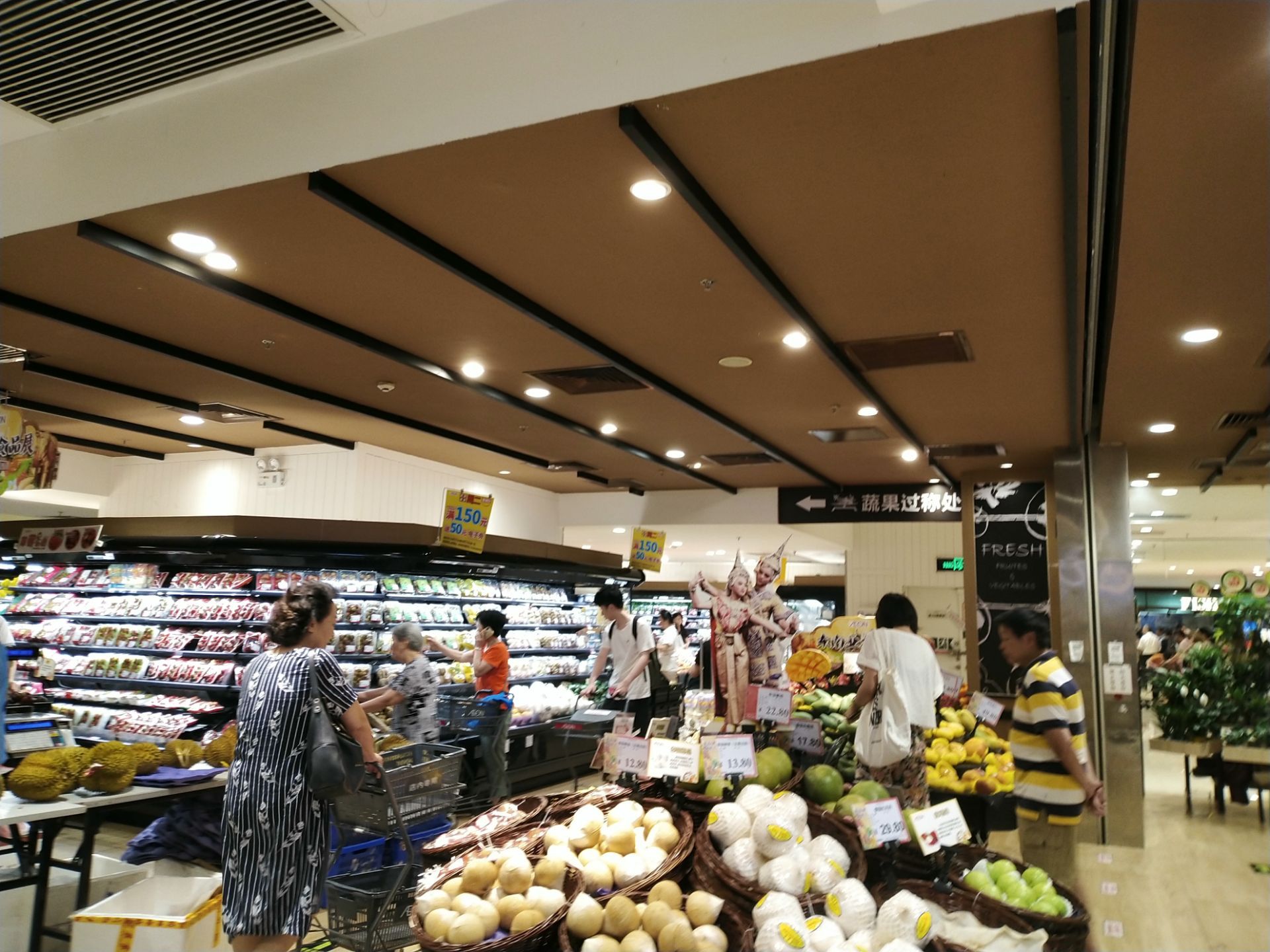 【携程美食林】广州吉之岛 东方宝泰店餐馆,我家附近最大的一间超市，商品齐全，购物环境不错，价格适中，里面的…