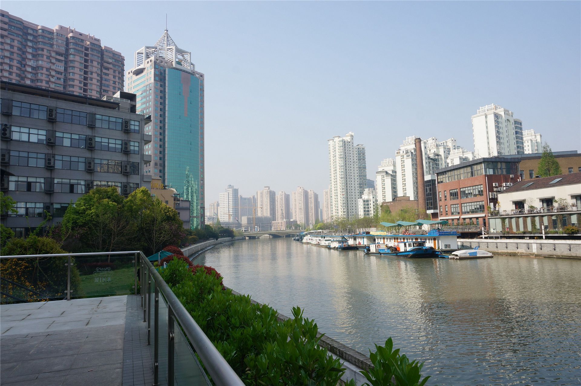 【携程攻略】上海苏州河景点,苏州河是上海黄浦江的支流之一，由于它的上游来自苏州市，故名为苏州…