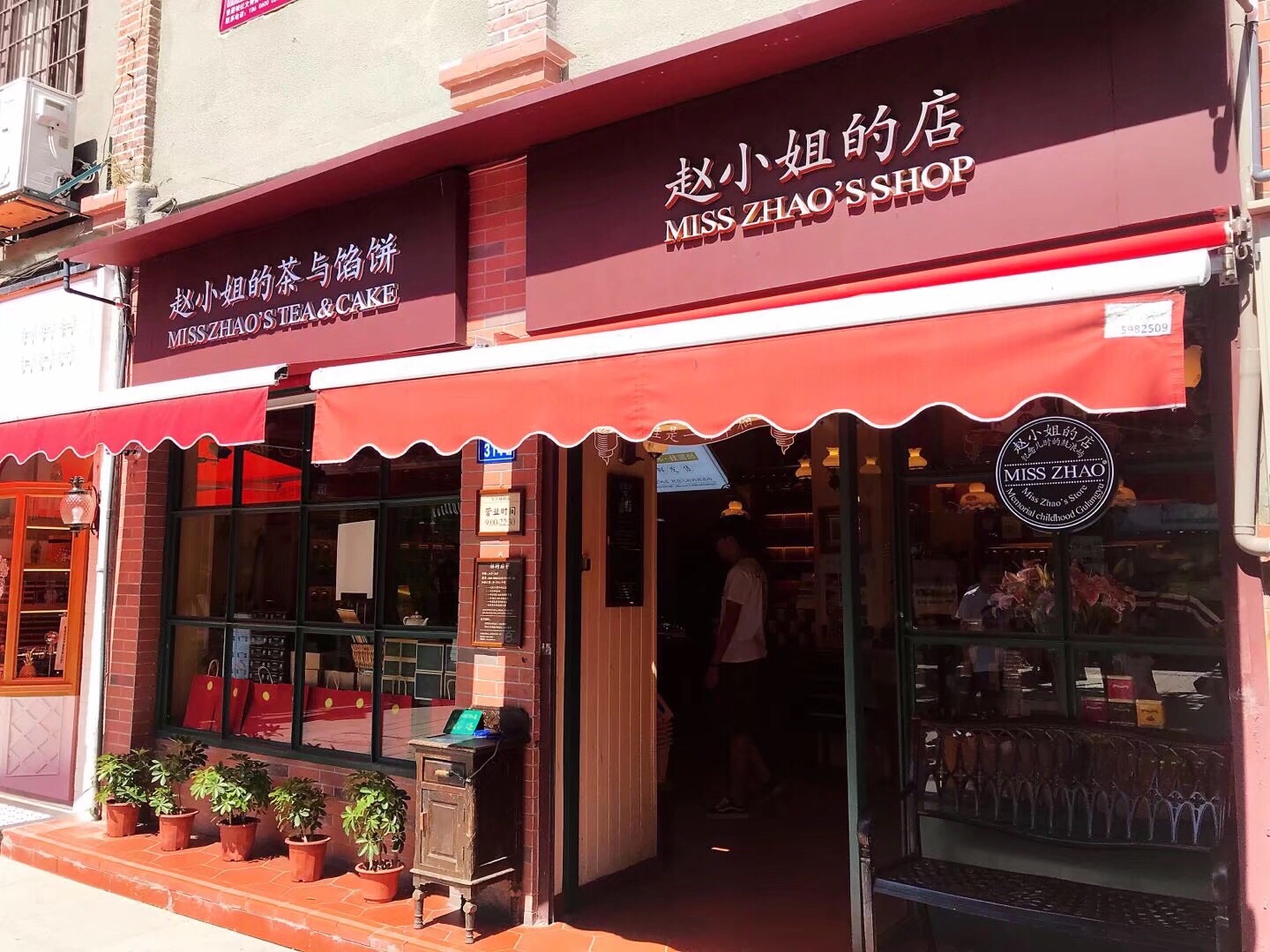 台北のオッパイパブ（セクシークラブ）でパイもみと手コキ | 世界中で夜遊び！【ナンパと風俗】