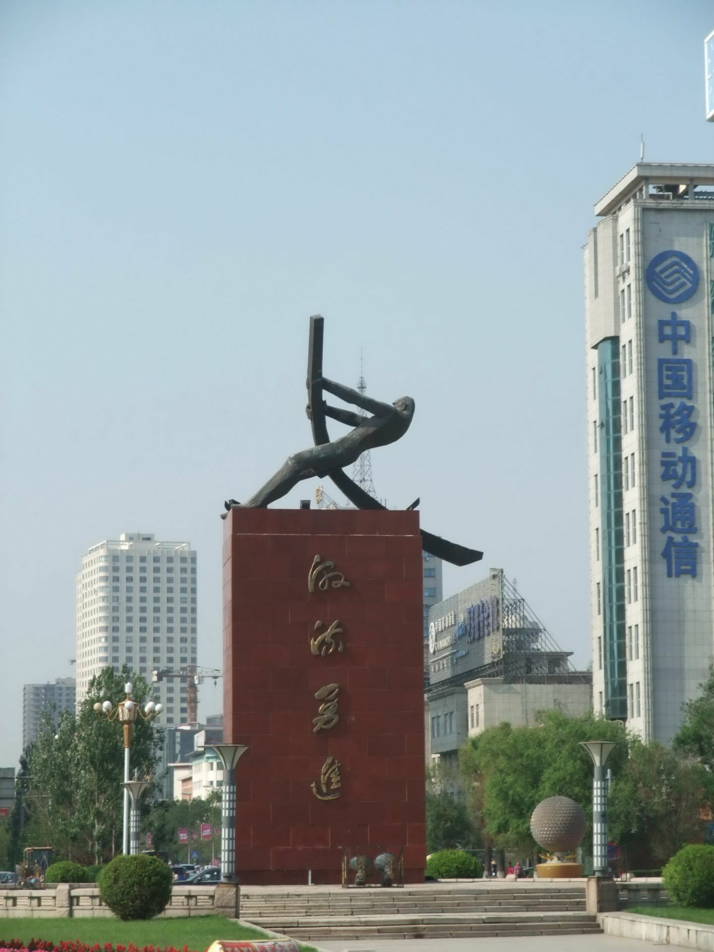 吉林江城广场位于吉林省吉林市昌邑区吉林大街153号,是位于吉林大桥