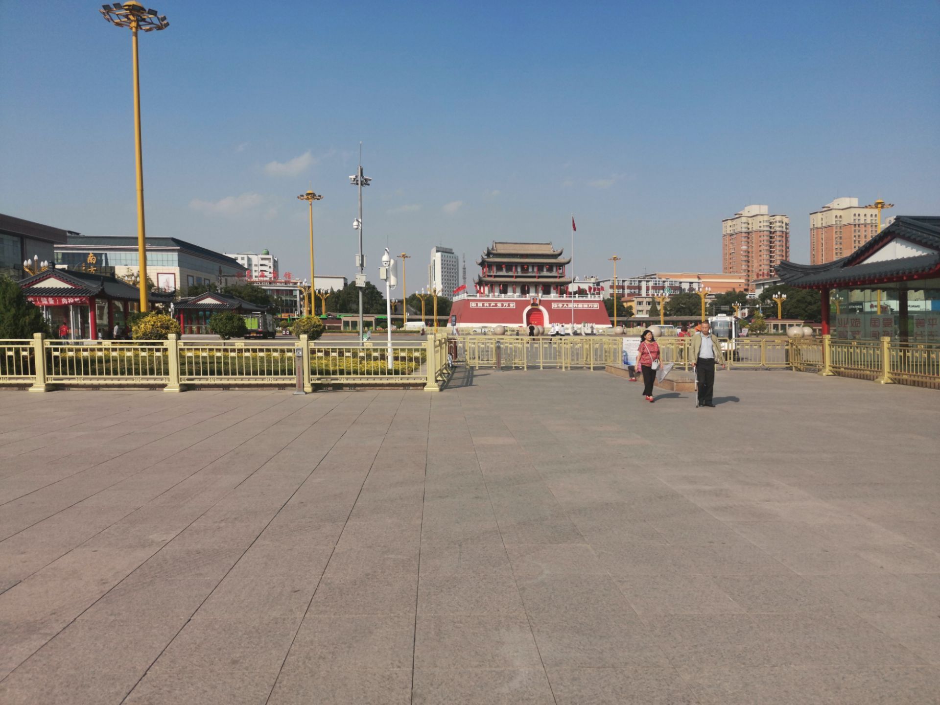 南门广场这里是银川老城区的市中心了,这里的南门楼和天安门很像啊