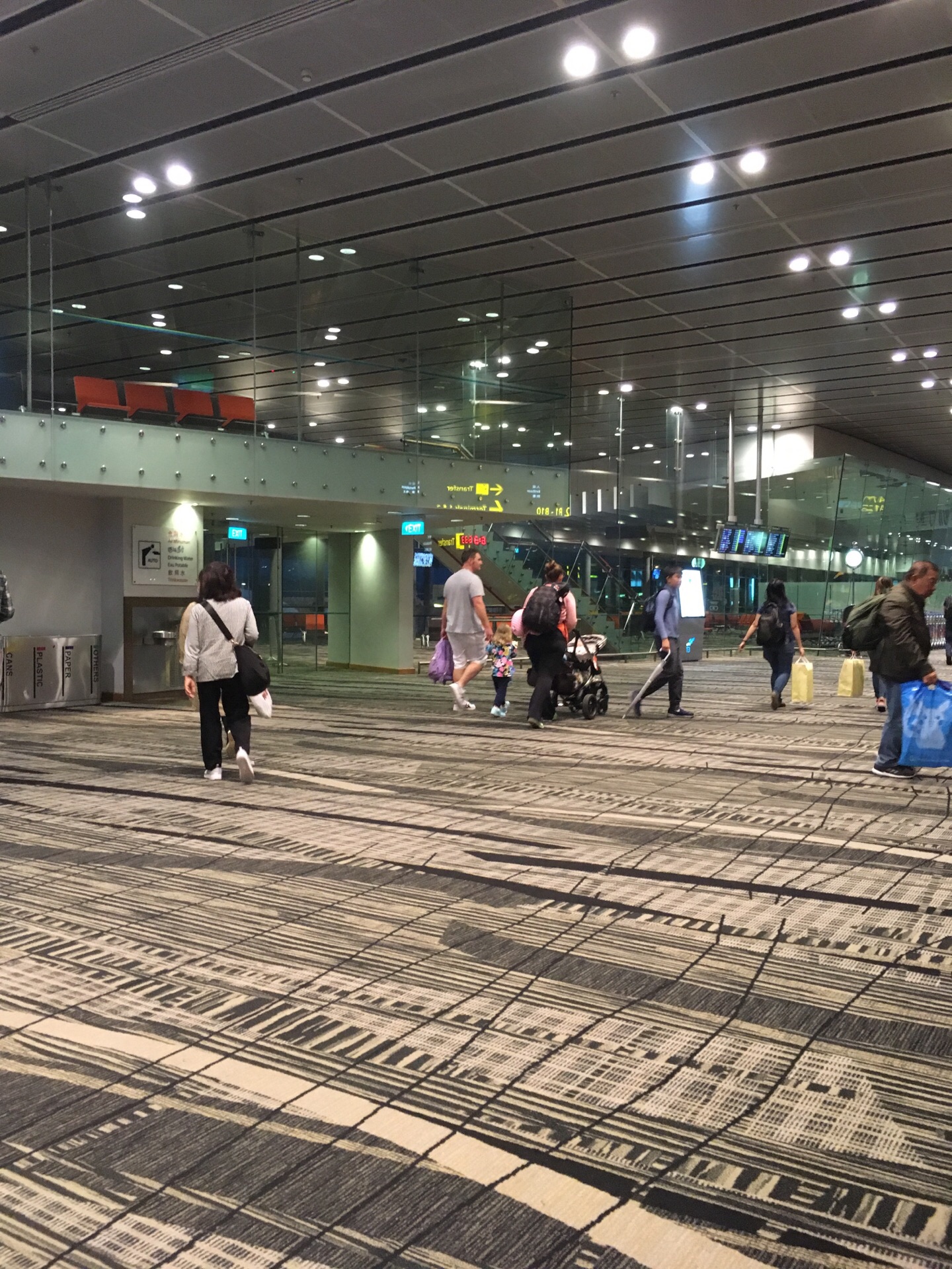 全球最美的新加坡机场，旅行打卡新地标，好玩到误机！_过境