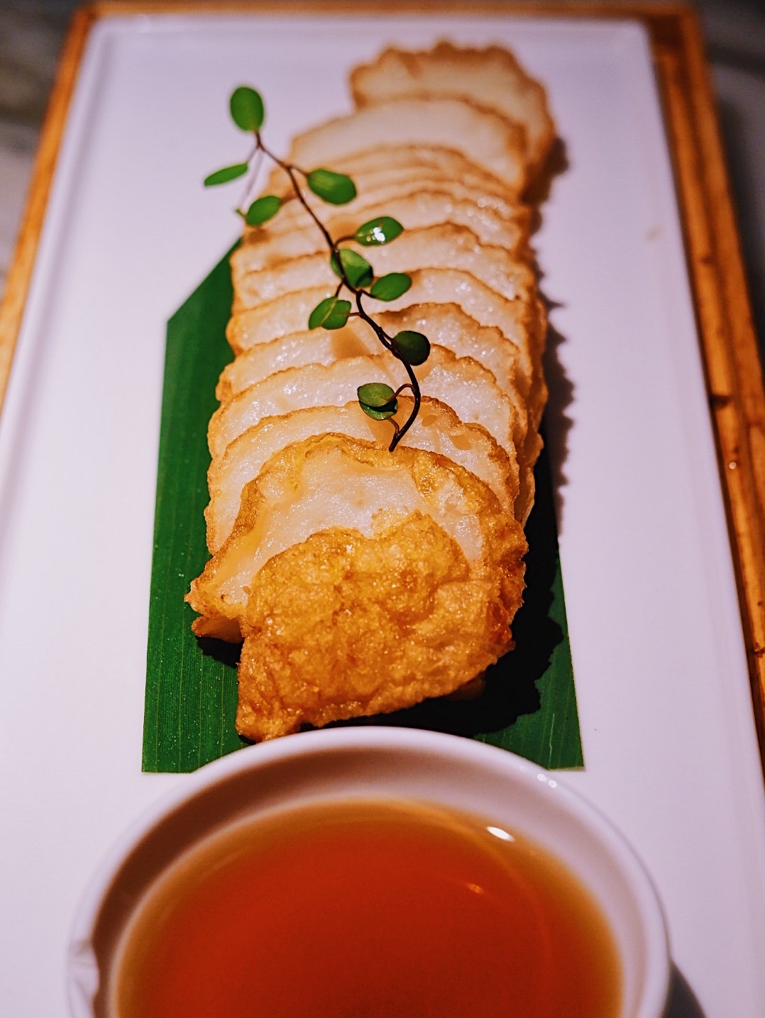 原汁原味的东家一品鱼头皇以古法烹饪故而汤色乳白浓郁携河虾鱼丸海鲜