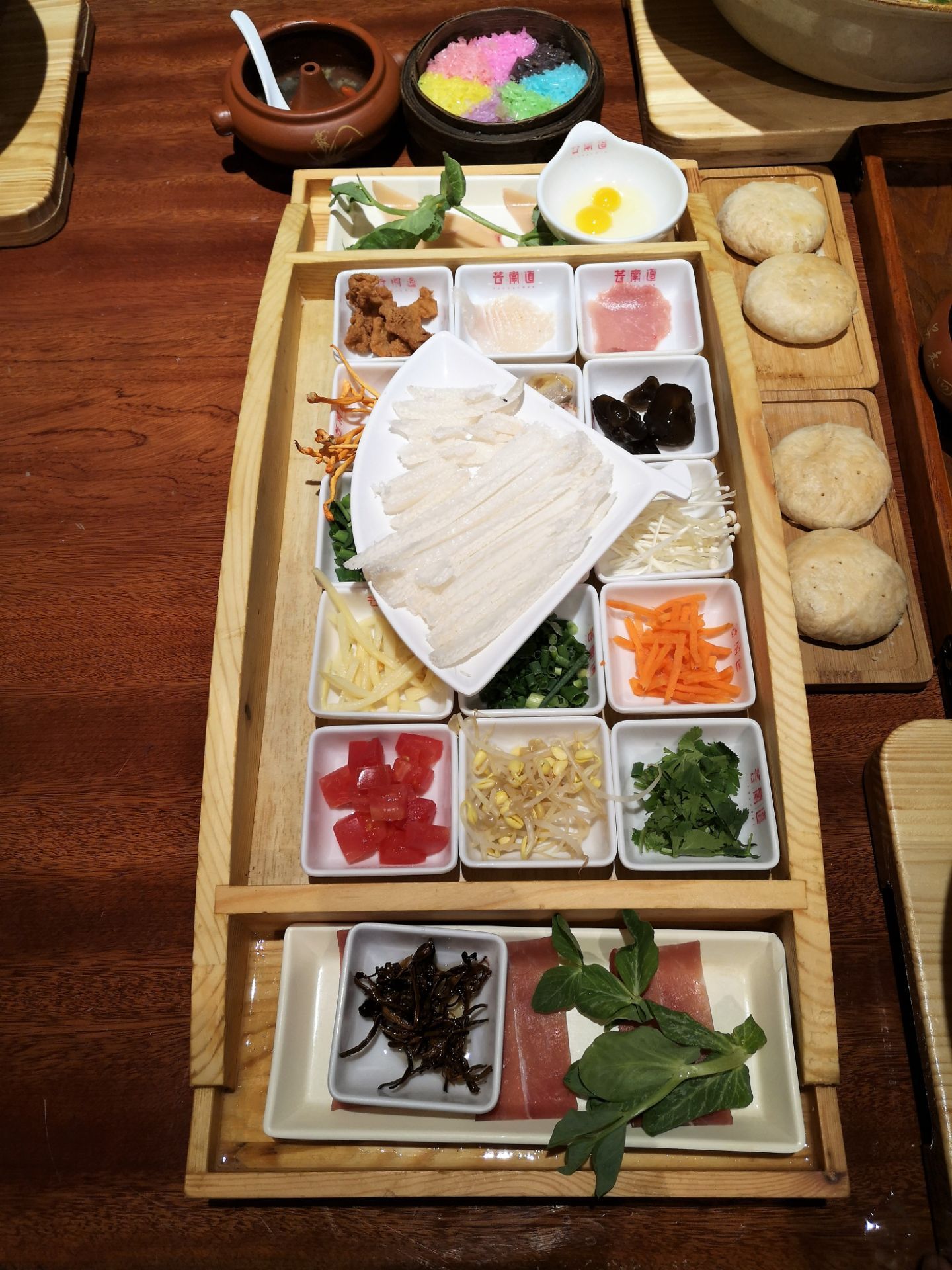 过桥米线,店面装修很云南,99一套的过桥仪式感满满,分量实在,配菜丰富