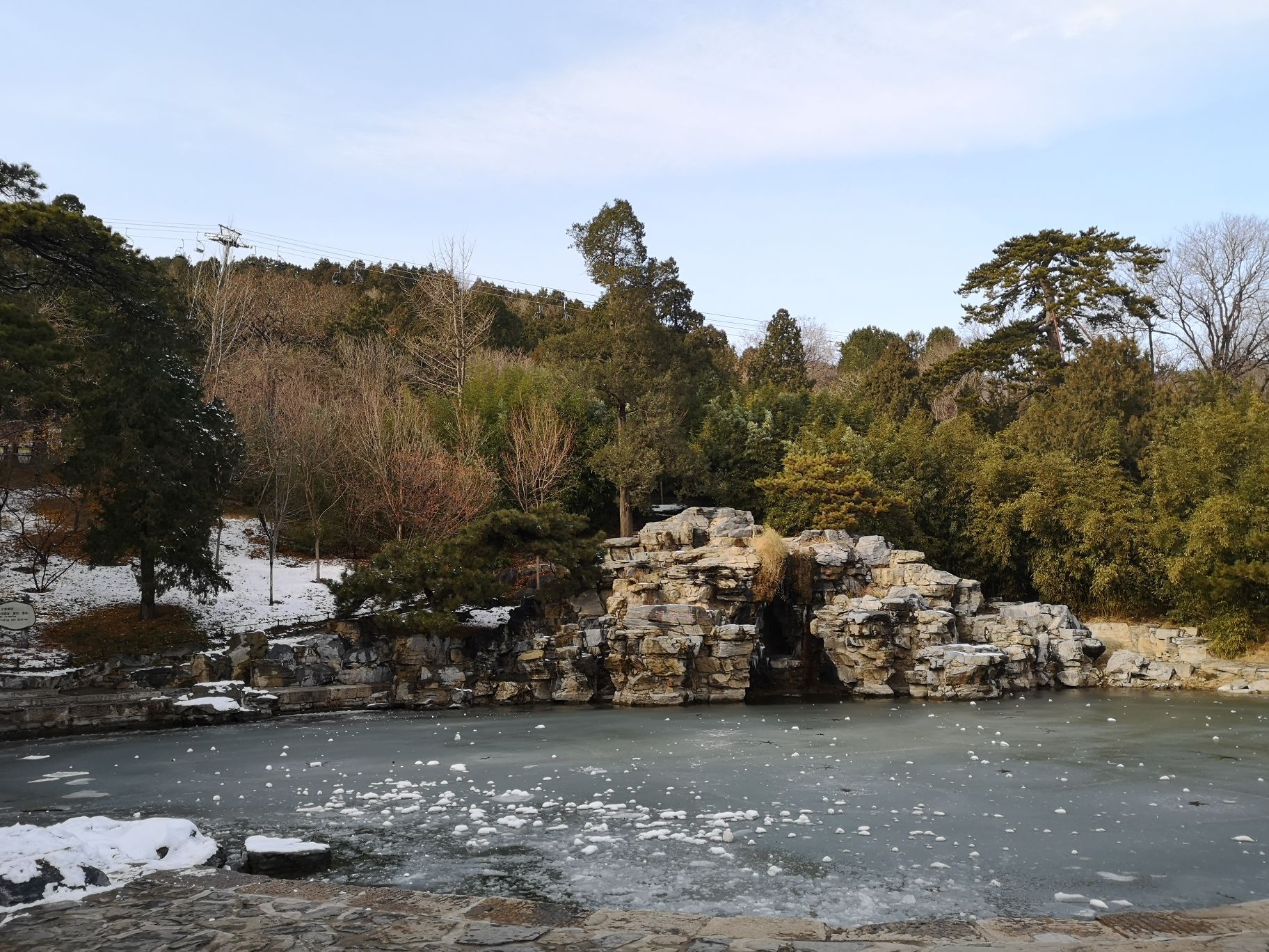 冬天的香山公园别有洞天,眼镜湖一带游客不及夏天人多,湖水都结冰了