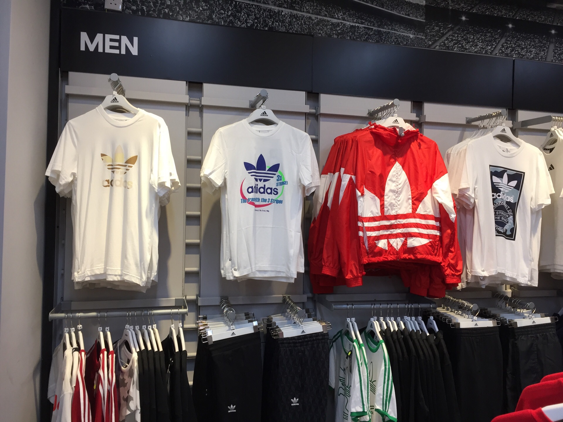 携程攻略 香港adidas Factory Outlet 杏花村 购物 杏花新城有不少运动用品的品牌店 而且后铺面积都不小 Adidas