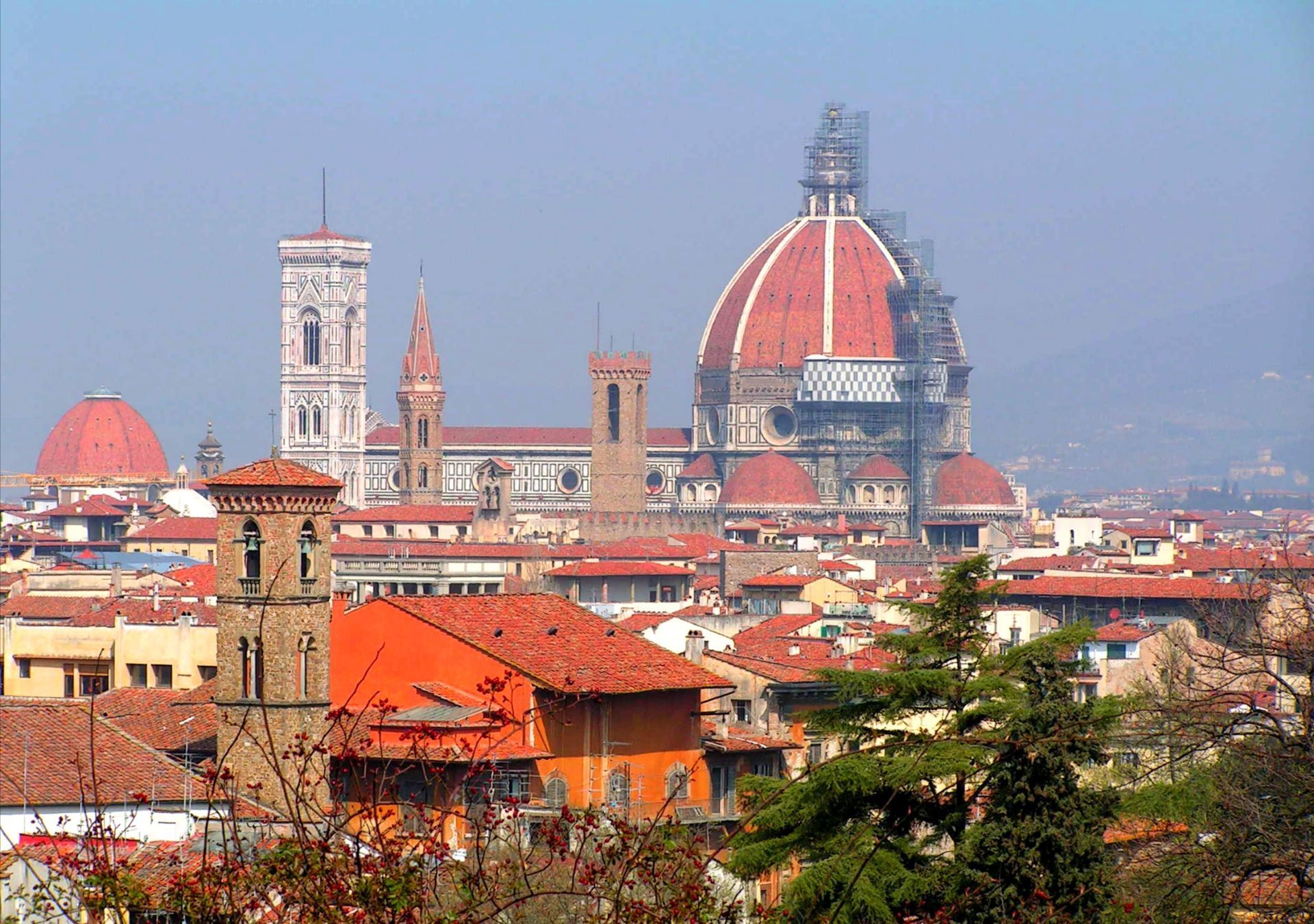  它始于1296年,采用哥特风格,采用arnolfo di cambio