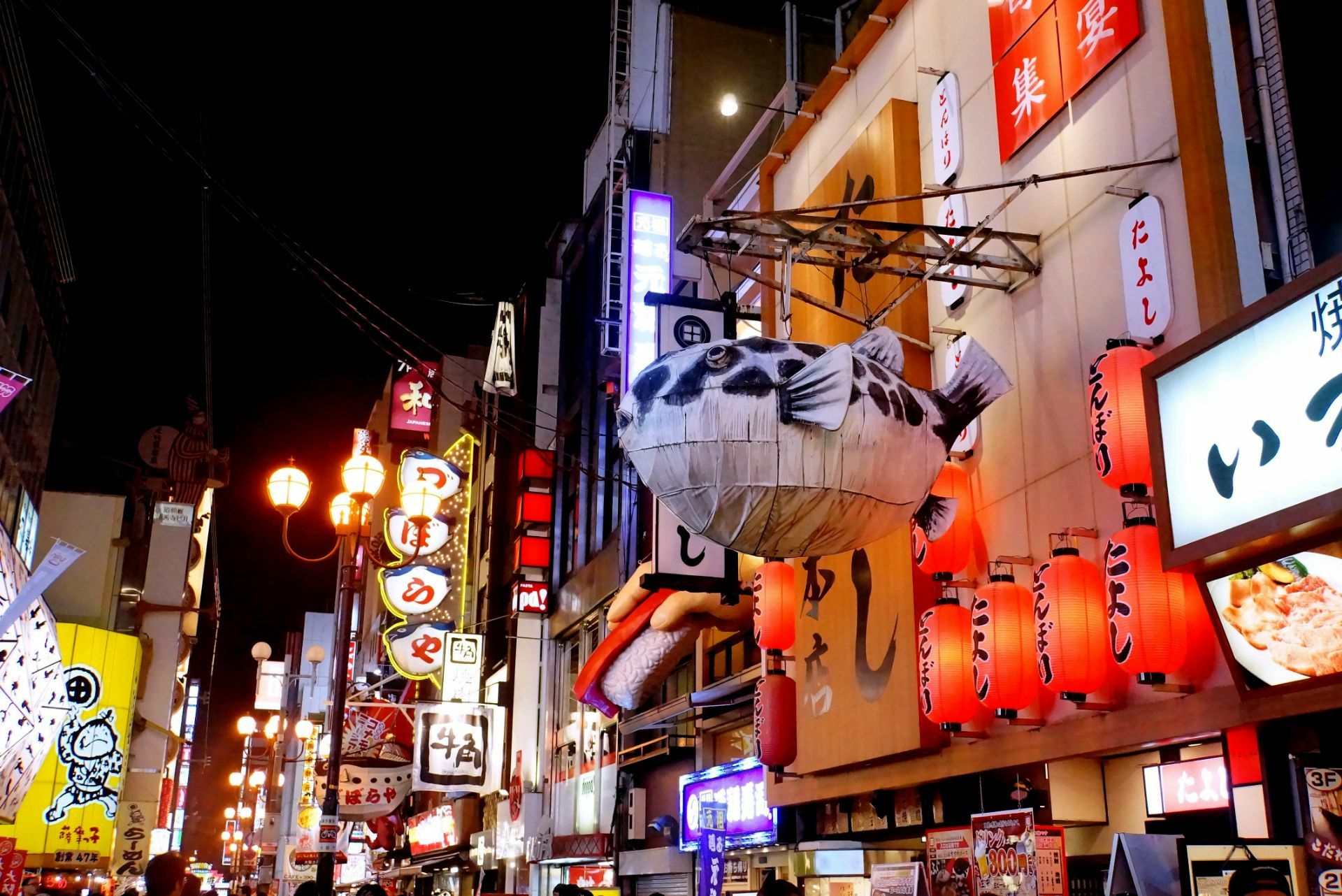 招牌更是道顿崛美食街的标志,尤其是当夜晚来临,闪烁的霓虹灯更是诱人