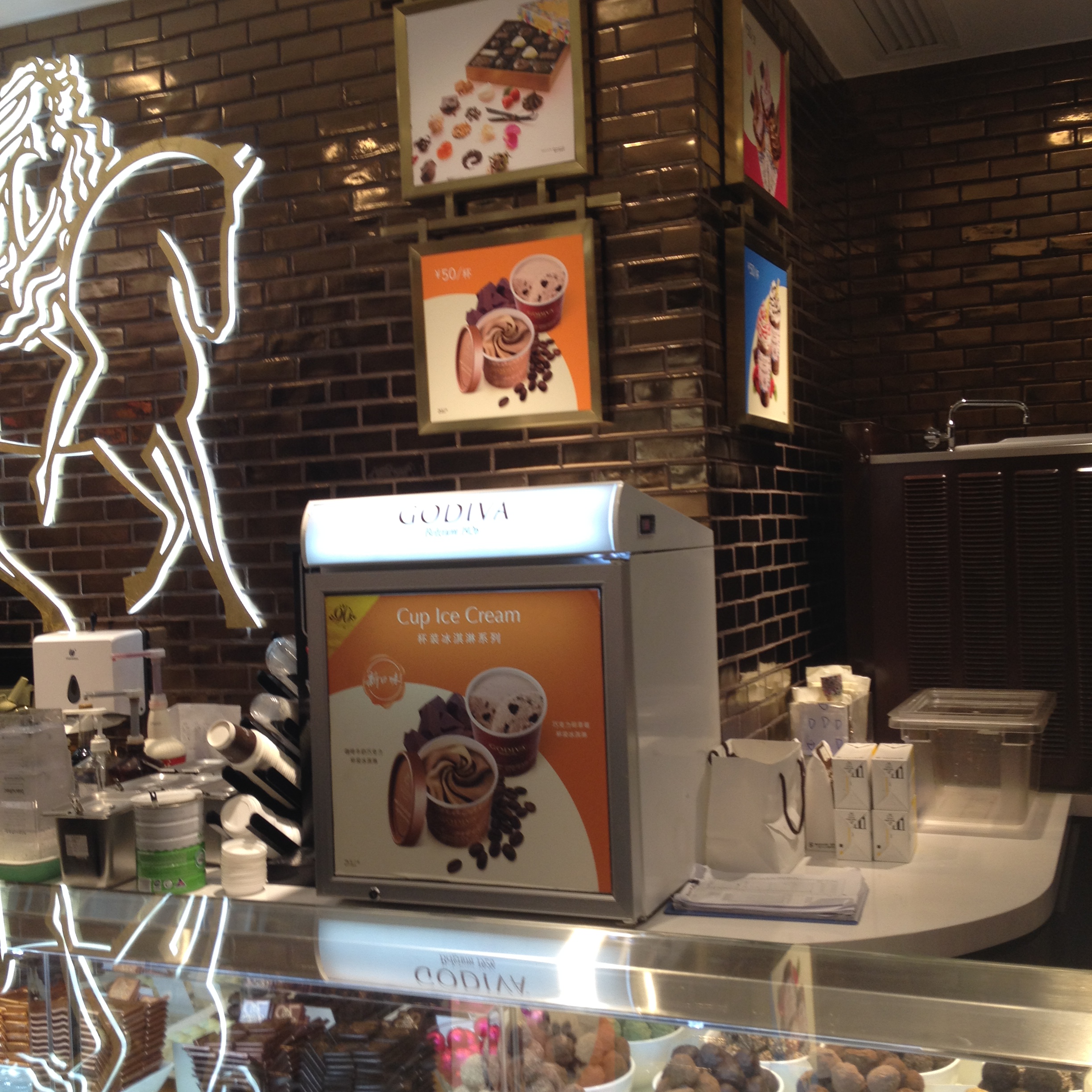 【携程攻略】上海godiva(港汇广场店)餐馆,他家的巧克力比较高档,尤其