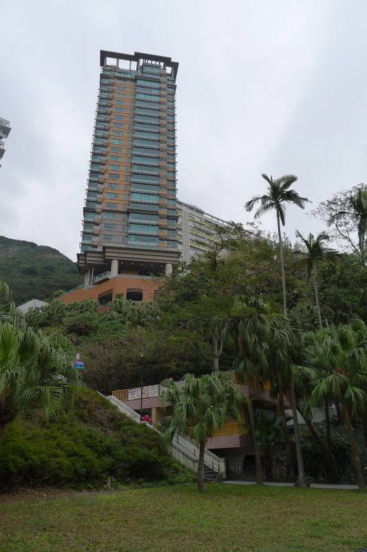 香港富人不是住浅水湾就是深水湾啊 都是在山上的高楼大厦,环境很好