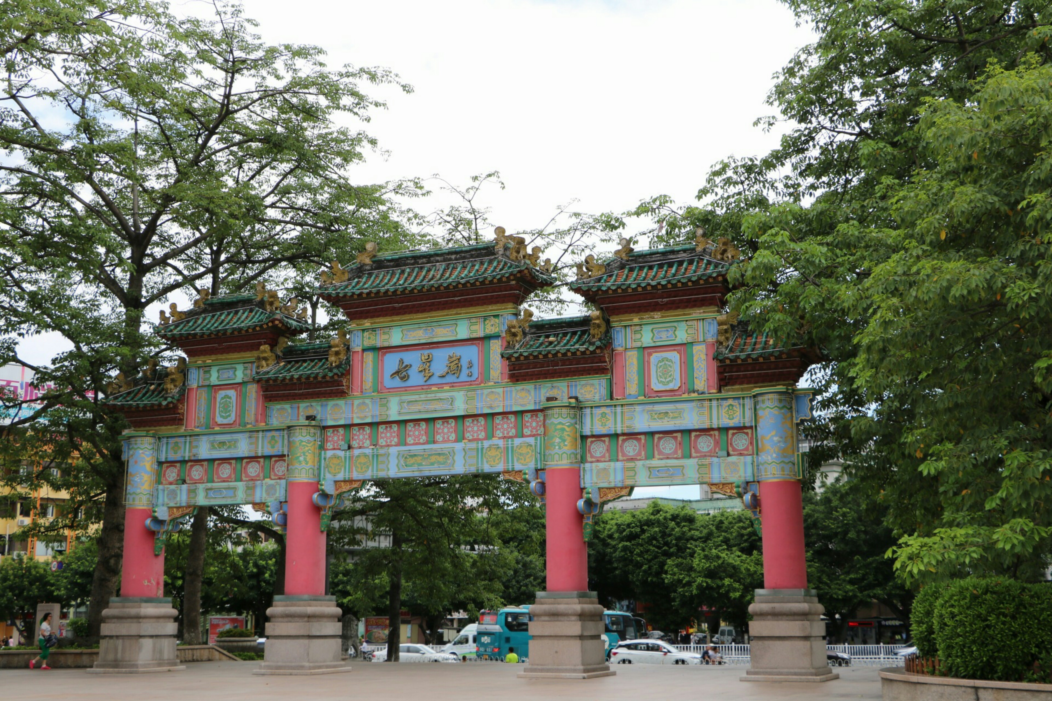 七星岩牌坊广场