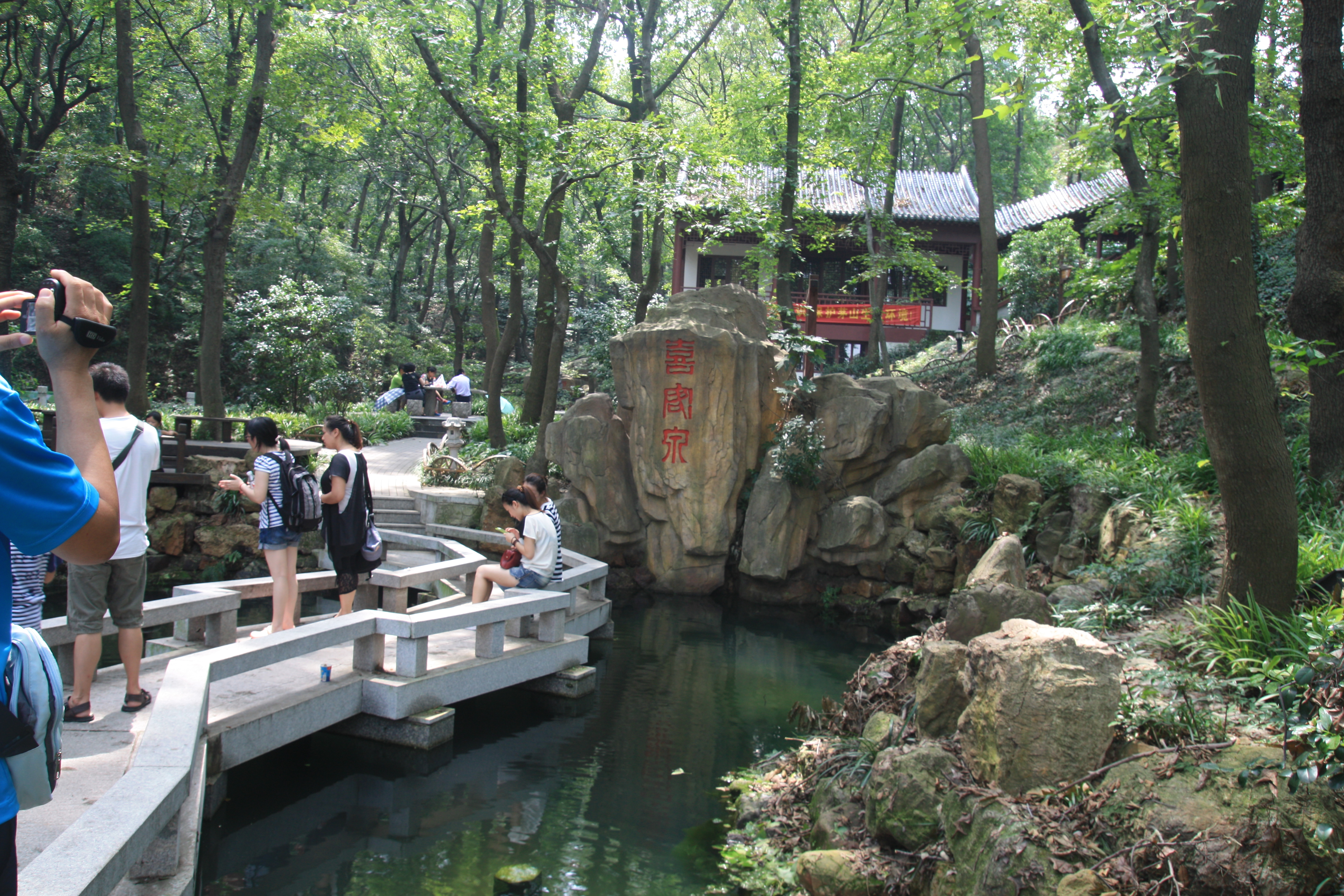 喜客泉位于茅山山脚下,进大门步行十分钟可至,就在大路边有个门,上面