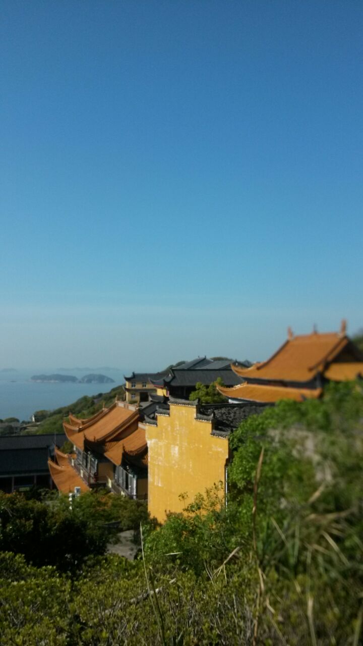 【携程攻略】嵊泗大悲山景点,从入口进去不远就可以眺望整个姐妹沙滩