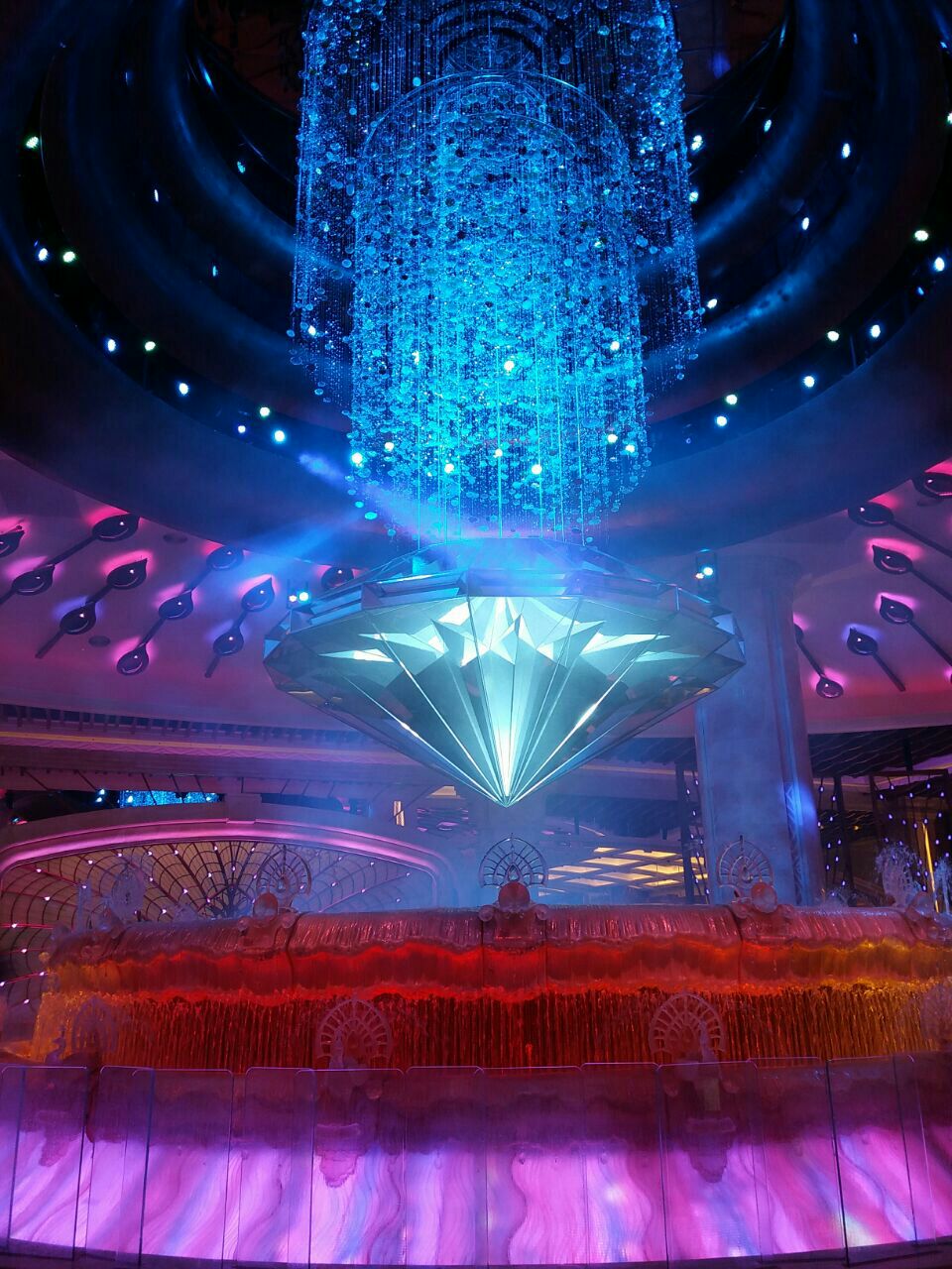 酒店 地理位置绝对棒棒的 吃喝玩乐一个不缺 先说说各个大堂 钻石大堂