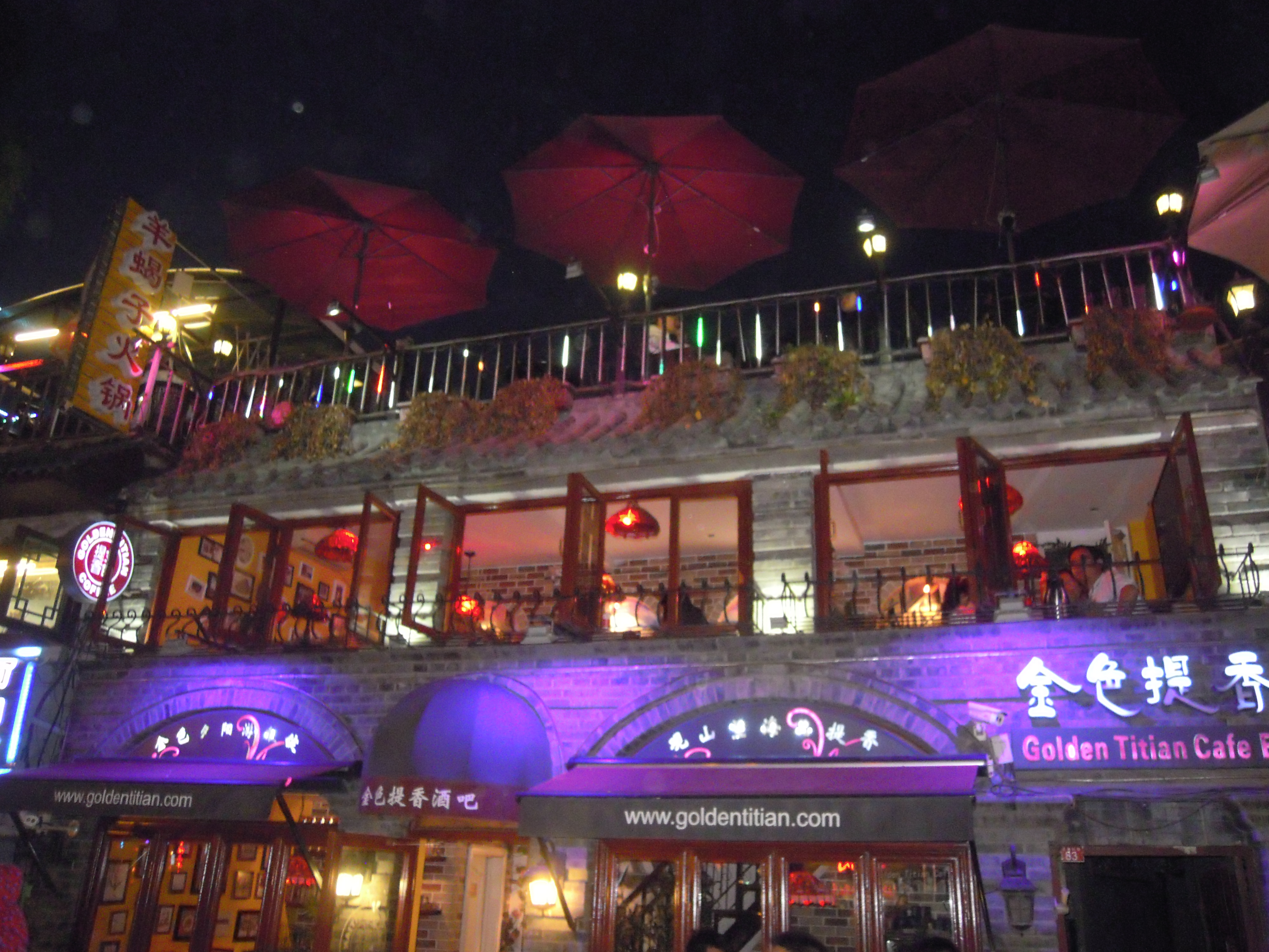 2023什刹海酒吧街游玩攻略,晚上非常热闹,不论是在酒吧.