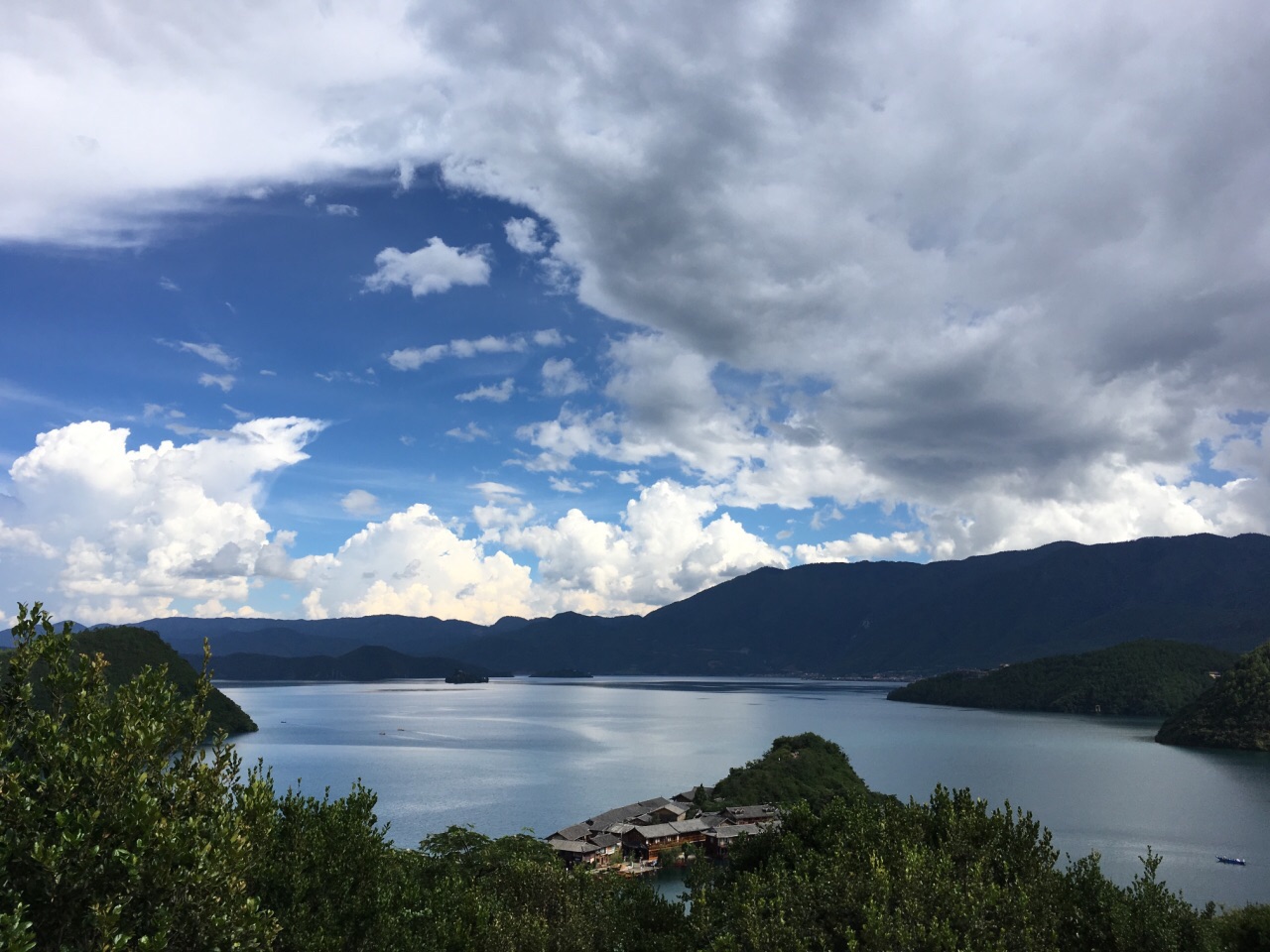 除了游客多,不好拍照以外,风景优美,不过要碰上好天气才行.