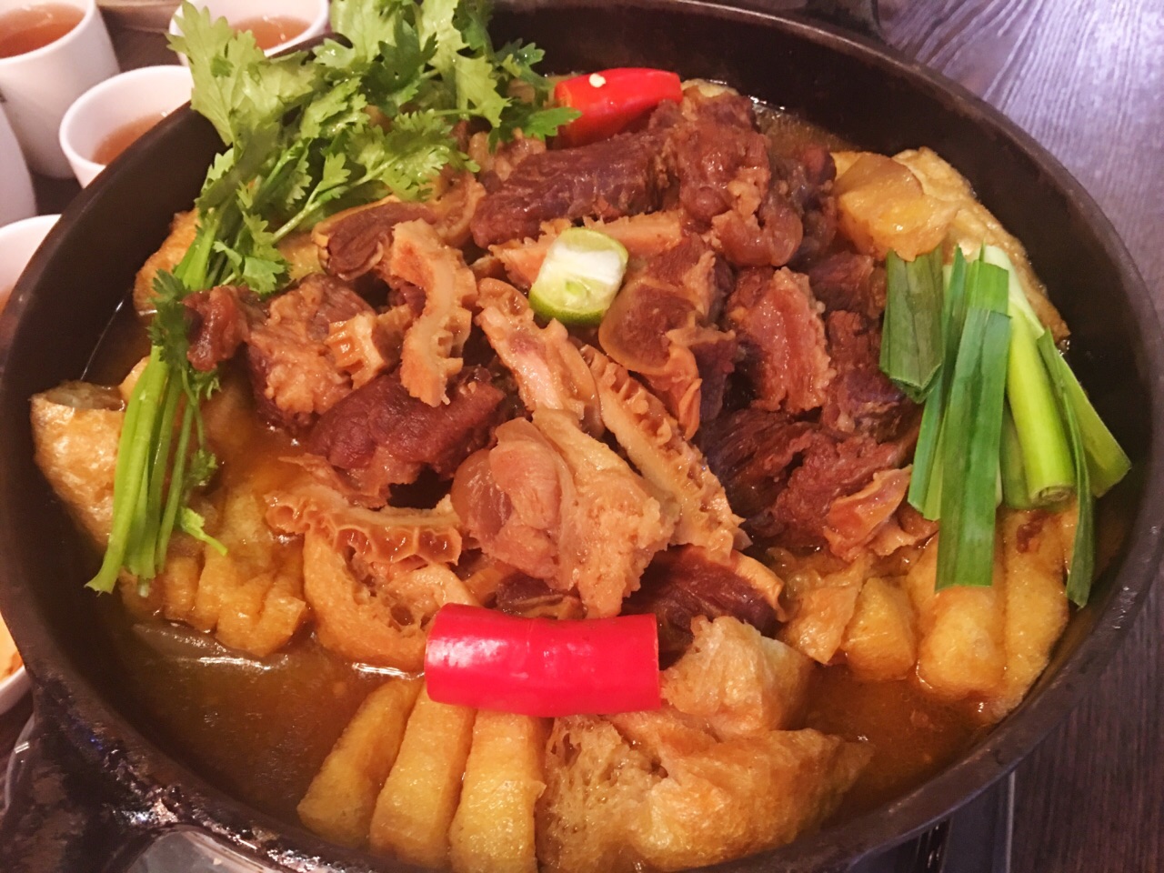 这里主打经典粤派火锅煲招牌有番茄牛腩煲牛三皇煲和牛杂煲我们人多