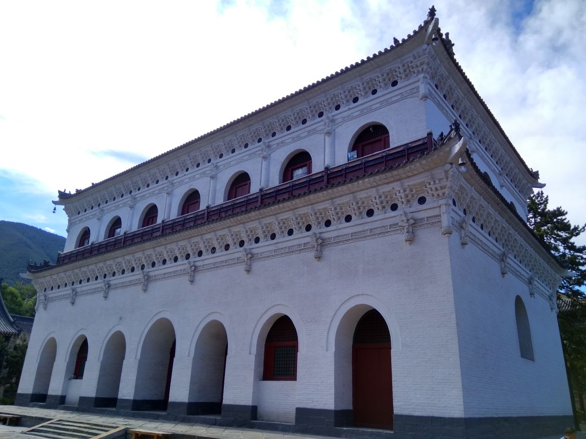 五台山的显通寺里,有一间无梁殿,在外面看,这栋建筑就显得与别处不同