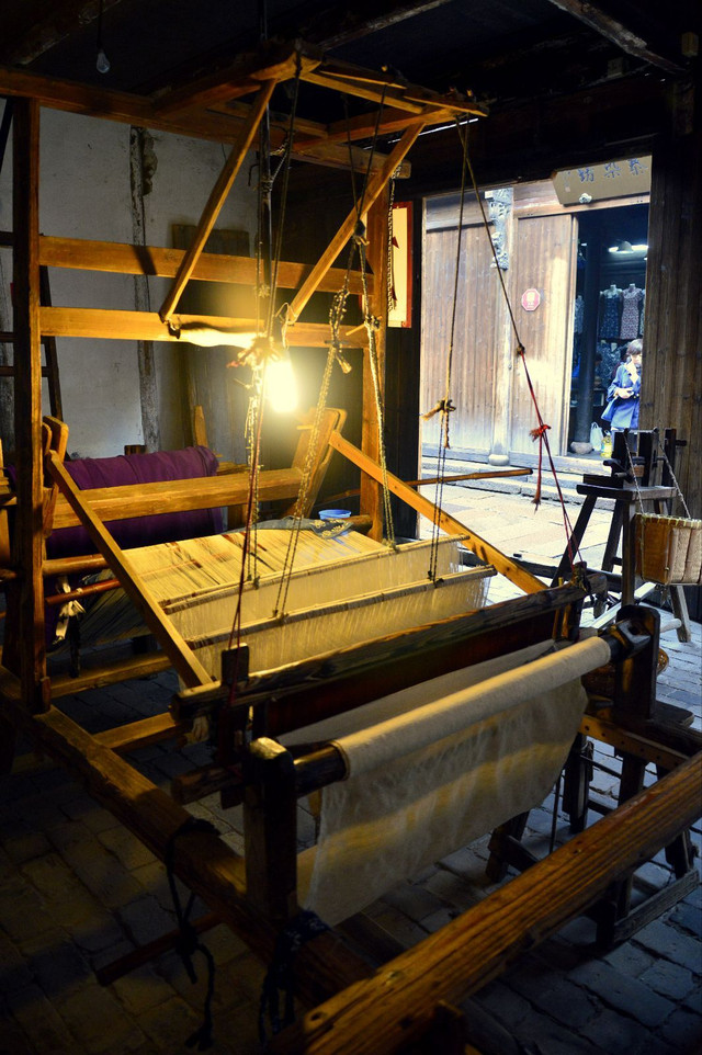 古老的织布机需要用梭子在县里穿来穿去.