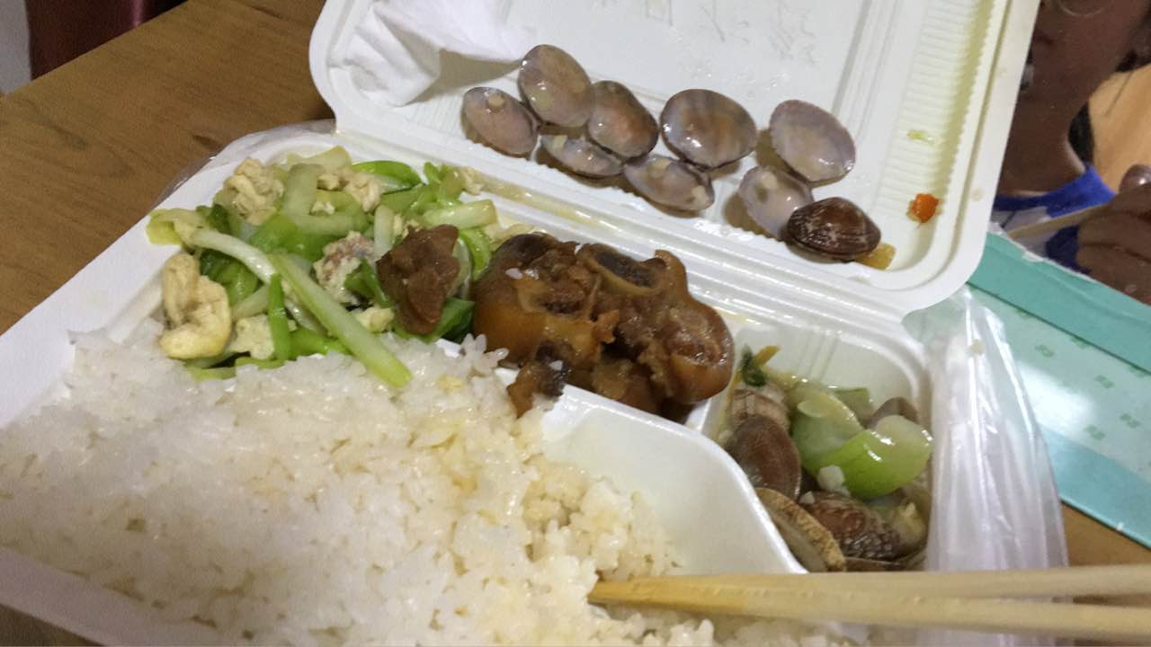 经常打包回来吃,口味比较清淡,菜也好吃,让阿姨加汤也会加,汤淋一点在