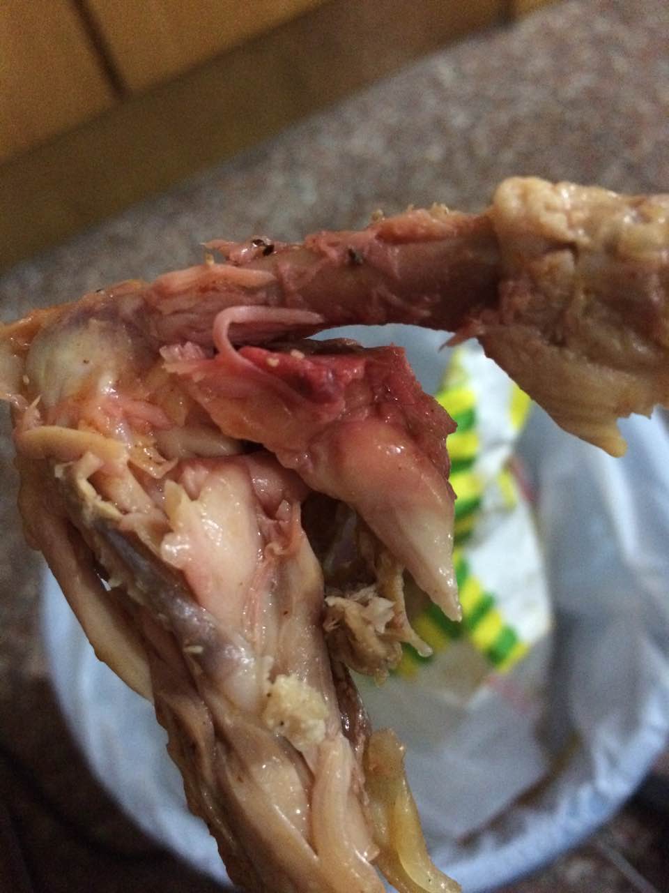 2021华莱士·炸鸡汉堡(10泉州圣湖店)美食餐厅,没熟,烤鸡里面还是血