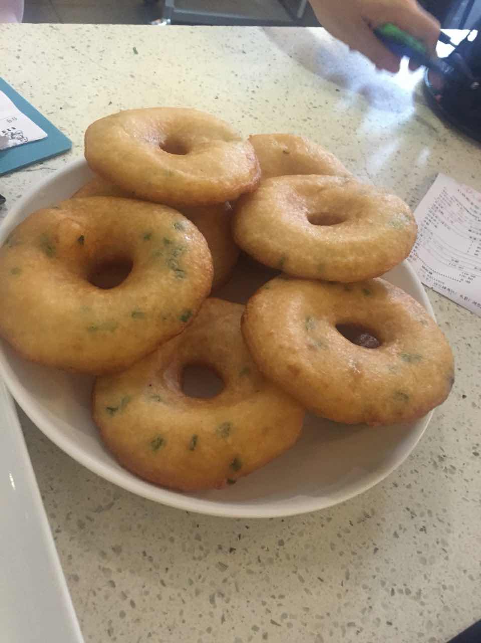 很意外还有老家的穿眼粑粑吃,配上米粉真得很搭配,牛肉干腌粉味道超赞