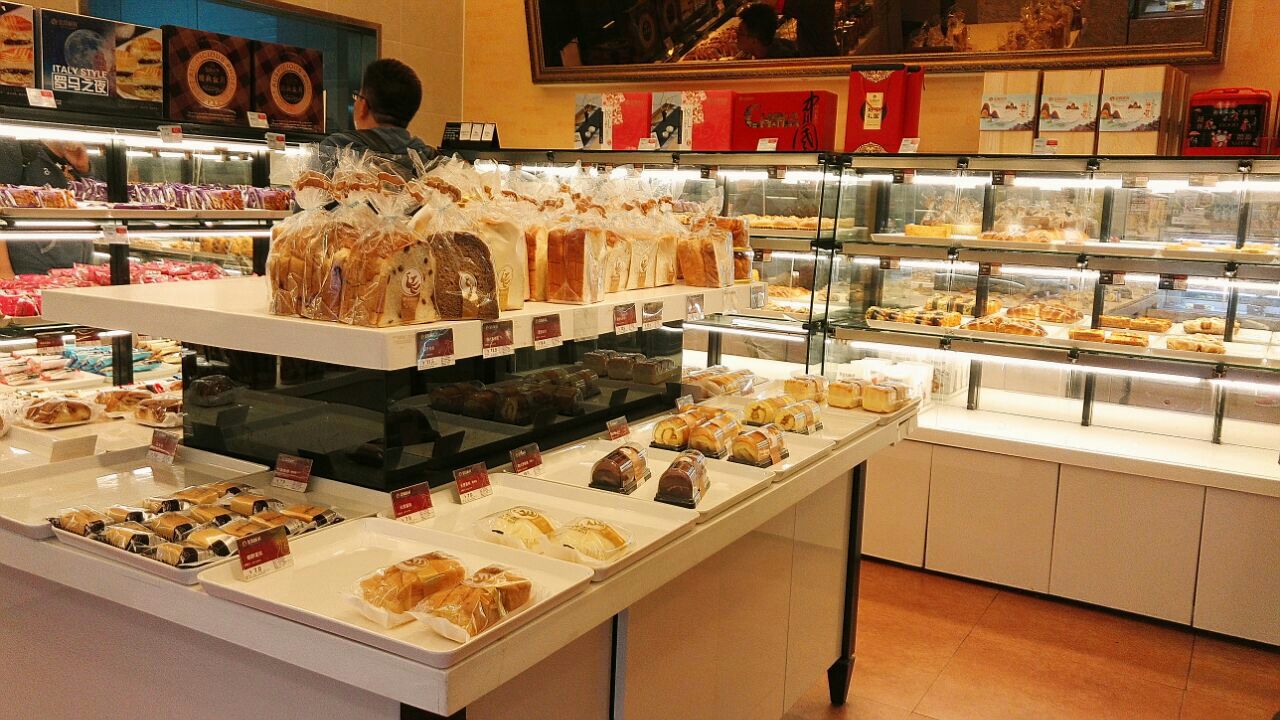 连锁蛋糕店种类比较多,有各种蛋糕,西点,面包,甜点及咖啡奶茶等饮品