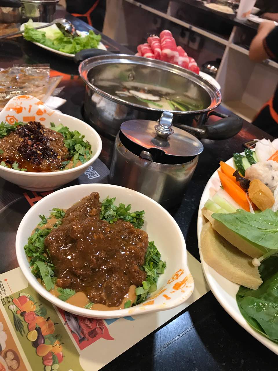 菜品和肉都挺新鲜非常适合喜欢吃火锅的小伙伴们每周末都要吃呷哺呷哺