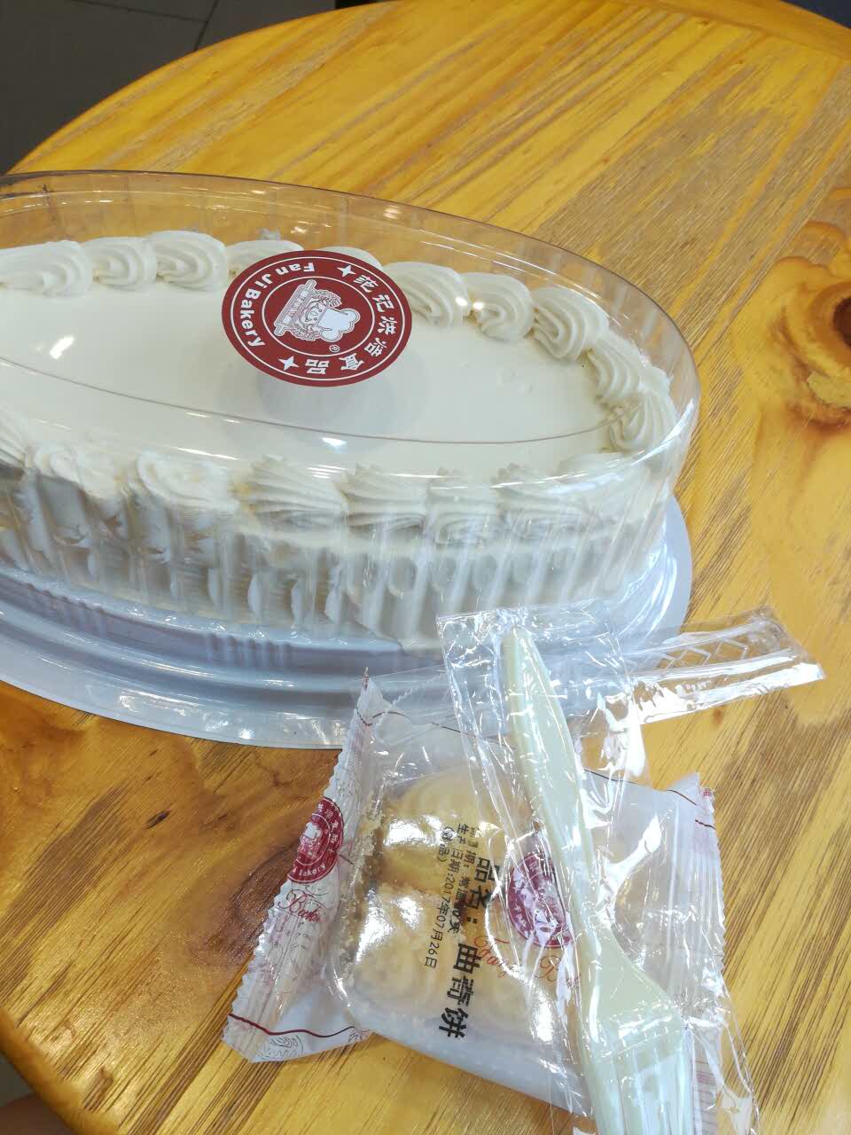 很久没有吃蛋糕,看到范记饼屋进来看了一下,好多善良的蛋糕,最后选了