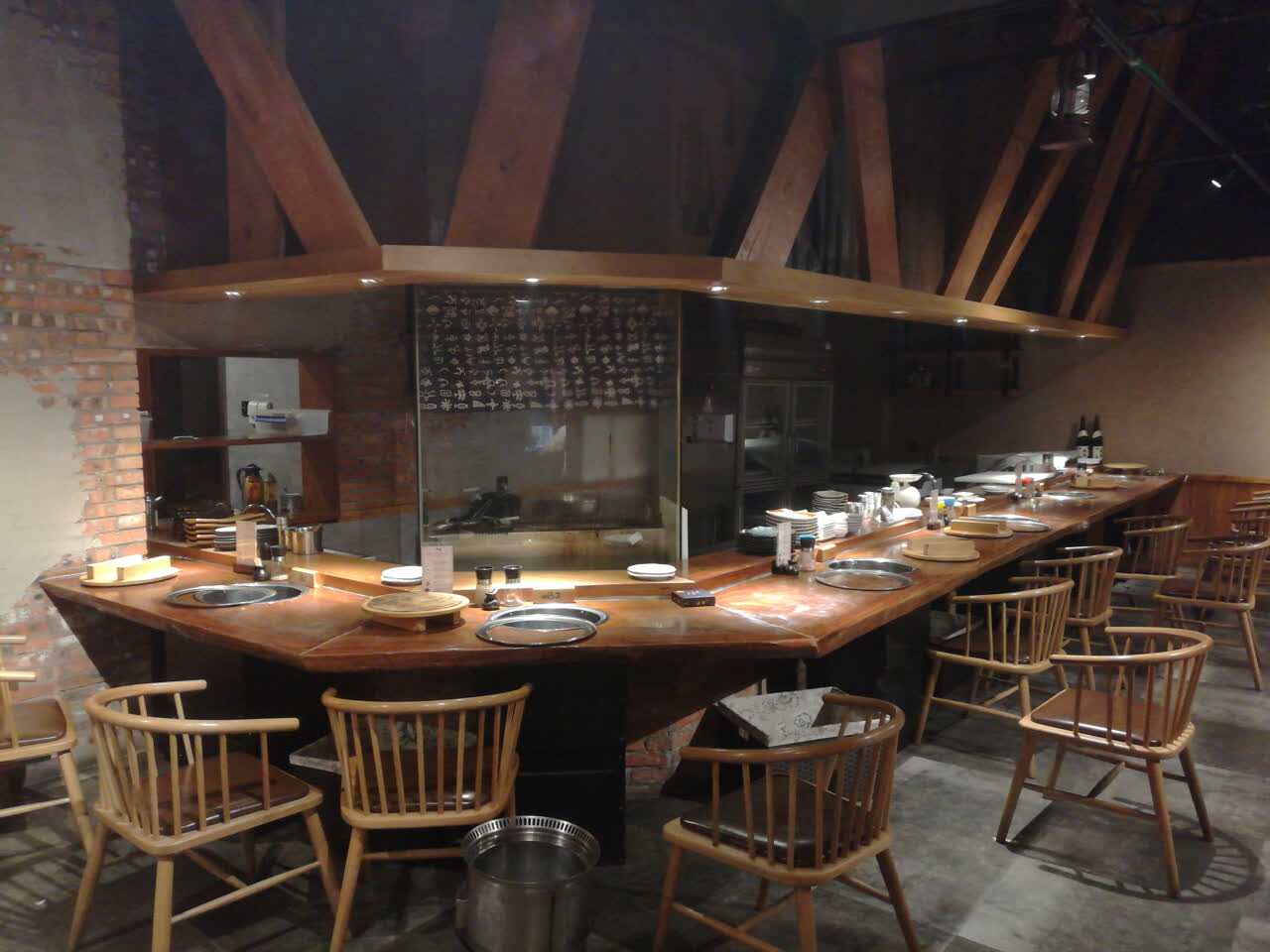 很正,服务也很棒,吧台可以看到厨师现场操作,还有半包卡座和榻榻米,很