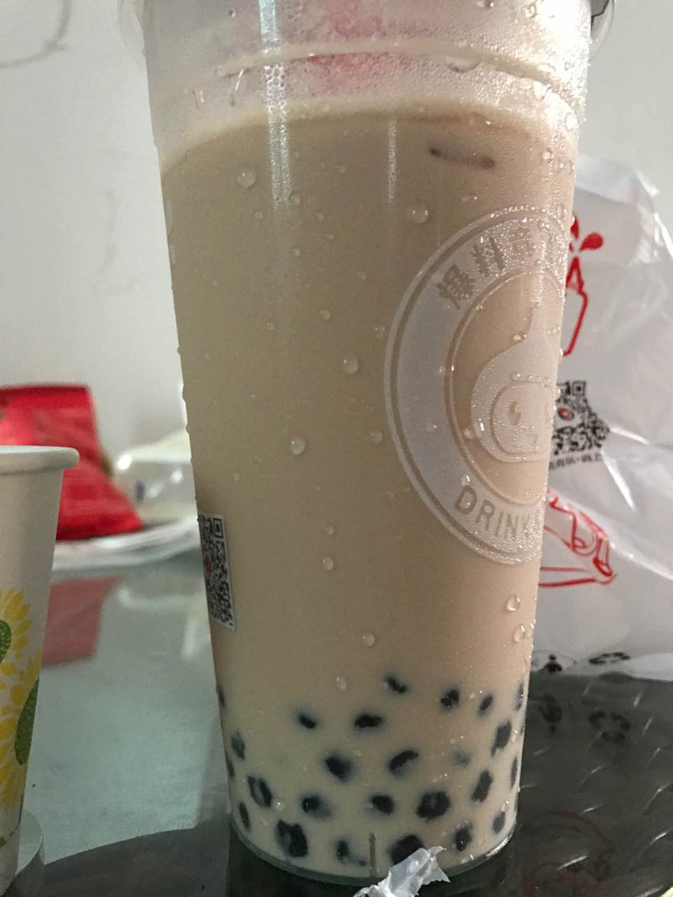 走过路过买了一杯少糖珍珠奶茶,口感一般.