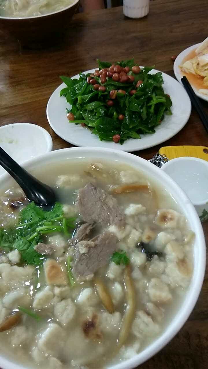 凉菜味道不错,烩面和烩馍好吃.环境不错.