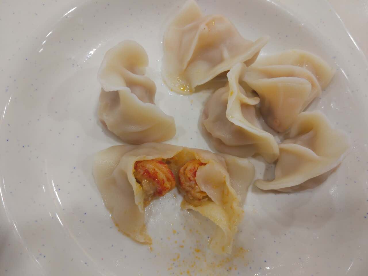 麻辣小龙虾的饺子很特别,就是有点少,6个22元,味道还行,不够辣.