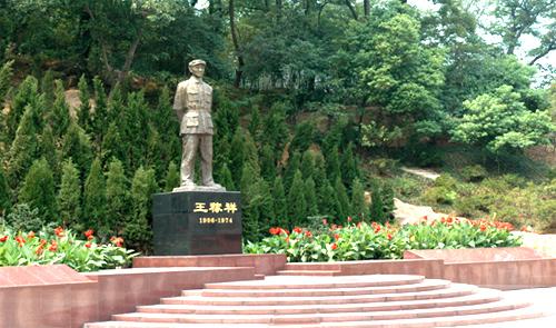 王稼祥半身铜像广场