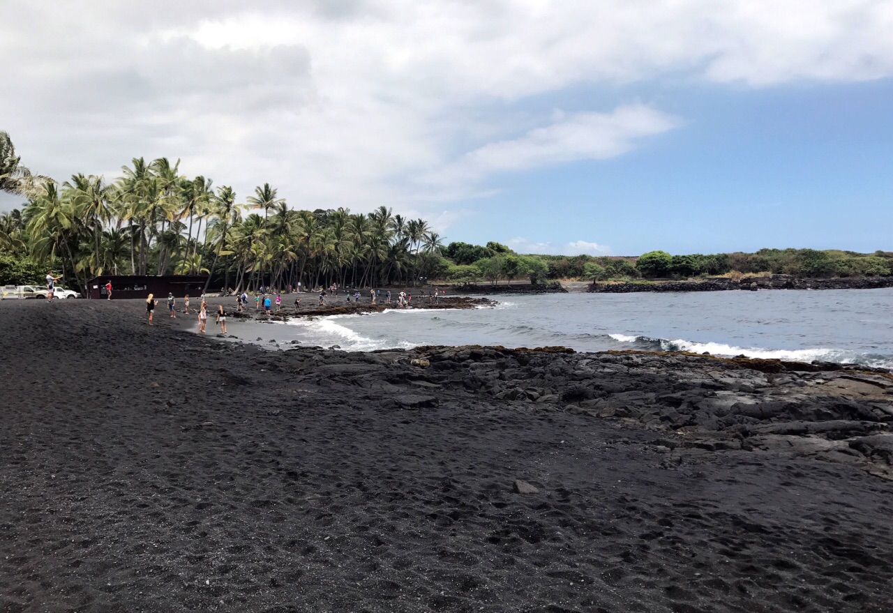 的,算是夏威夷非常具有特色的沙滩之一,沙子乌黑乌黑,蛮细腻,满柔软的