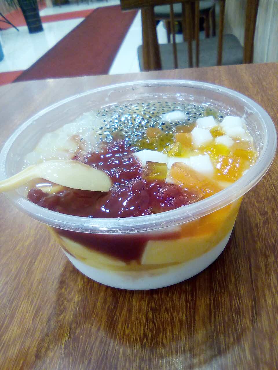 双皮奶的丝滑加上布丁的q软在舌尖碰撞,脆脆的椰果加上五颜六色的q果