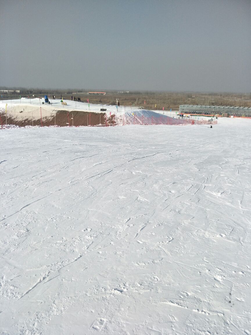疏勒县牙甫泉镇滑雪场图片