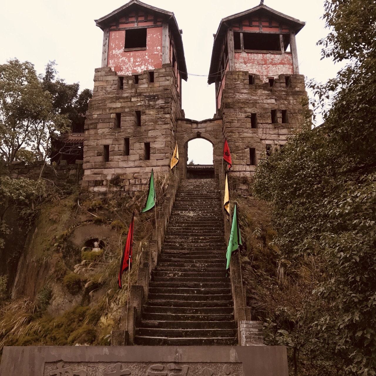 神龙山巴人古堡