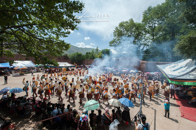 六月会的现场调皮的小孩今天的法师比较有趣味，不想昨天的法师很凶恶，