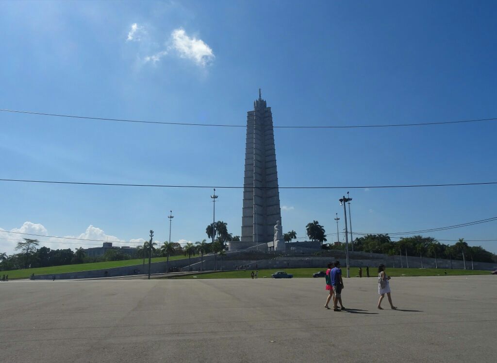 哈瓦那的革命广场是世界上最大的广场来到这里的第一眼给你的感觉就是