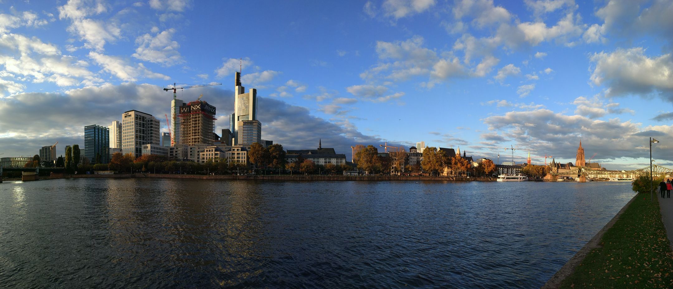 在美茵河畔远观市内岸边便一眼看的是曼哈顿老教堂新旧风光合流的光景