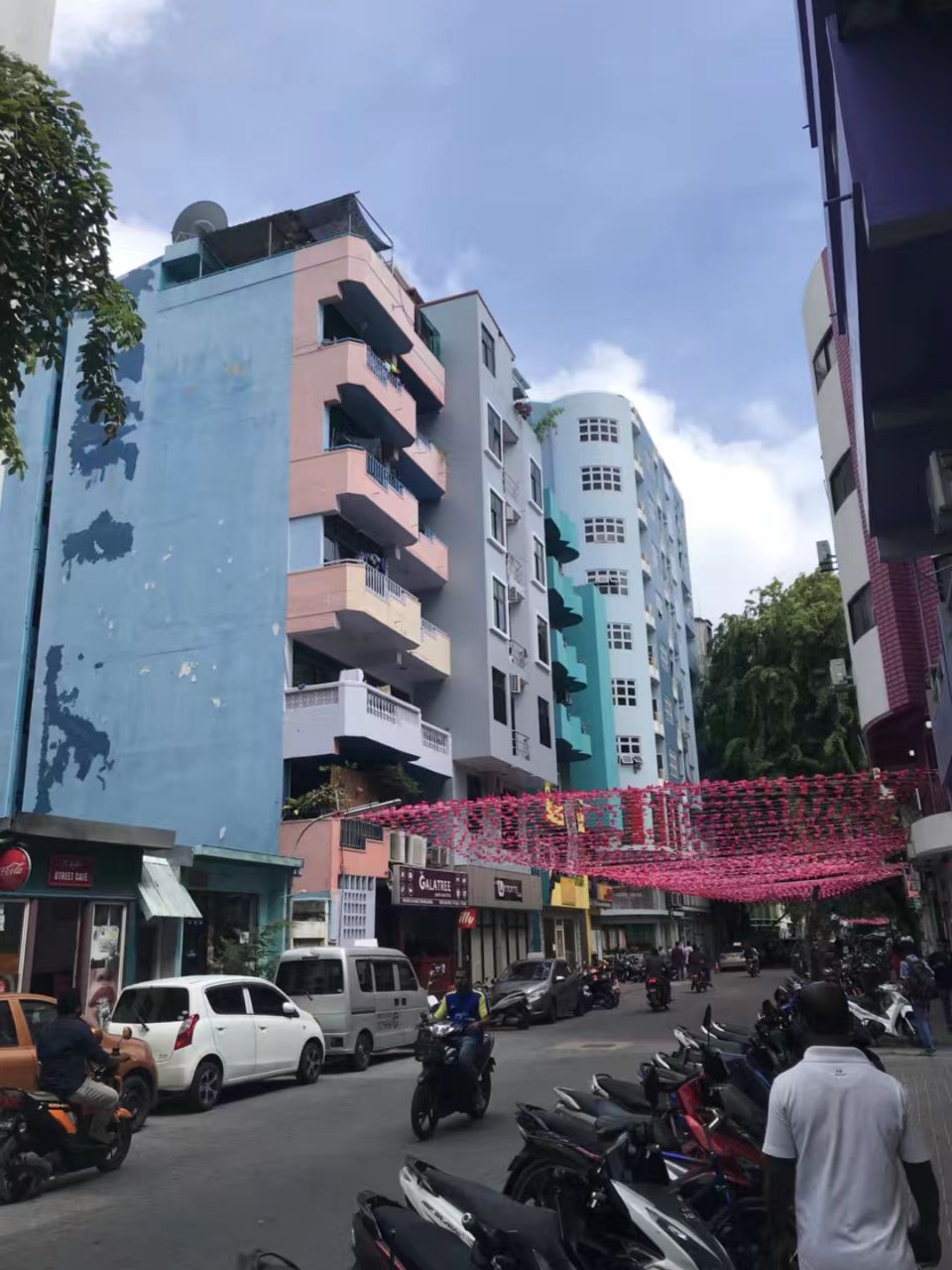 一美金坐摆渡船来到马累首都被导游带到马累唯一一家中国餐厅发呆好吧