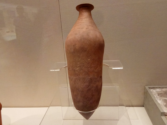 重唇口红陶尖底瓶,距今6000   5500年.