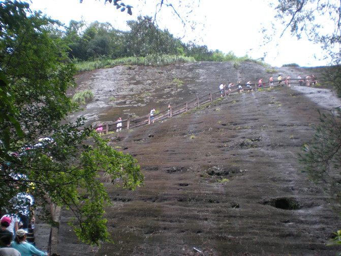 【好漢坡】: 登山石階鑿在懸崖峭壁之上, 驚險刺激.