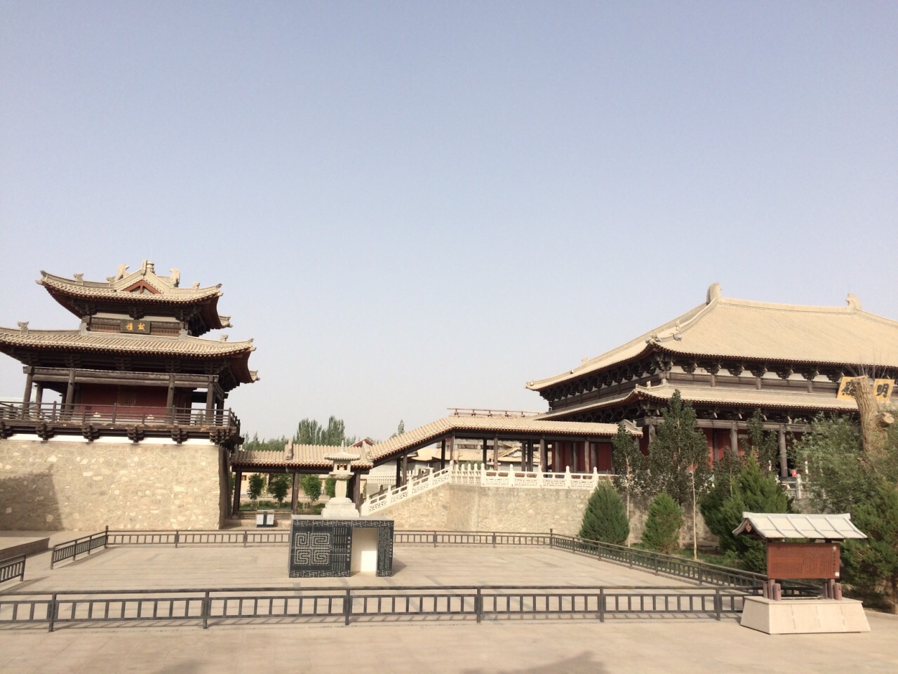 敦煌雷音寺紧临鸣沙山月牙泉适合一道游览这里并不是西游记中的大小