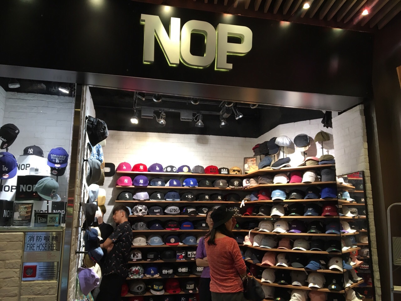 nop是香港的一家帽子专卖店,既有帅气的棒球帽,也有休闲的渔夫帽.