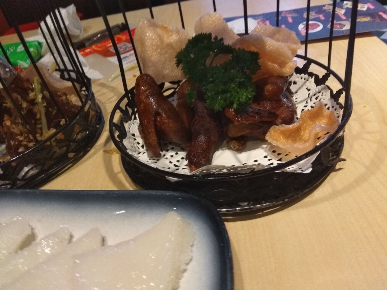 【携程美食林】镇江避风塘(镇江八佰伴店)餐馆,位于八佰伴7楼,环境